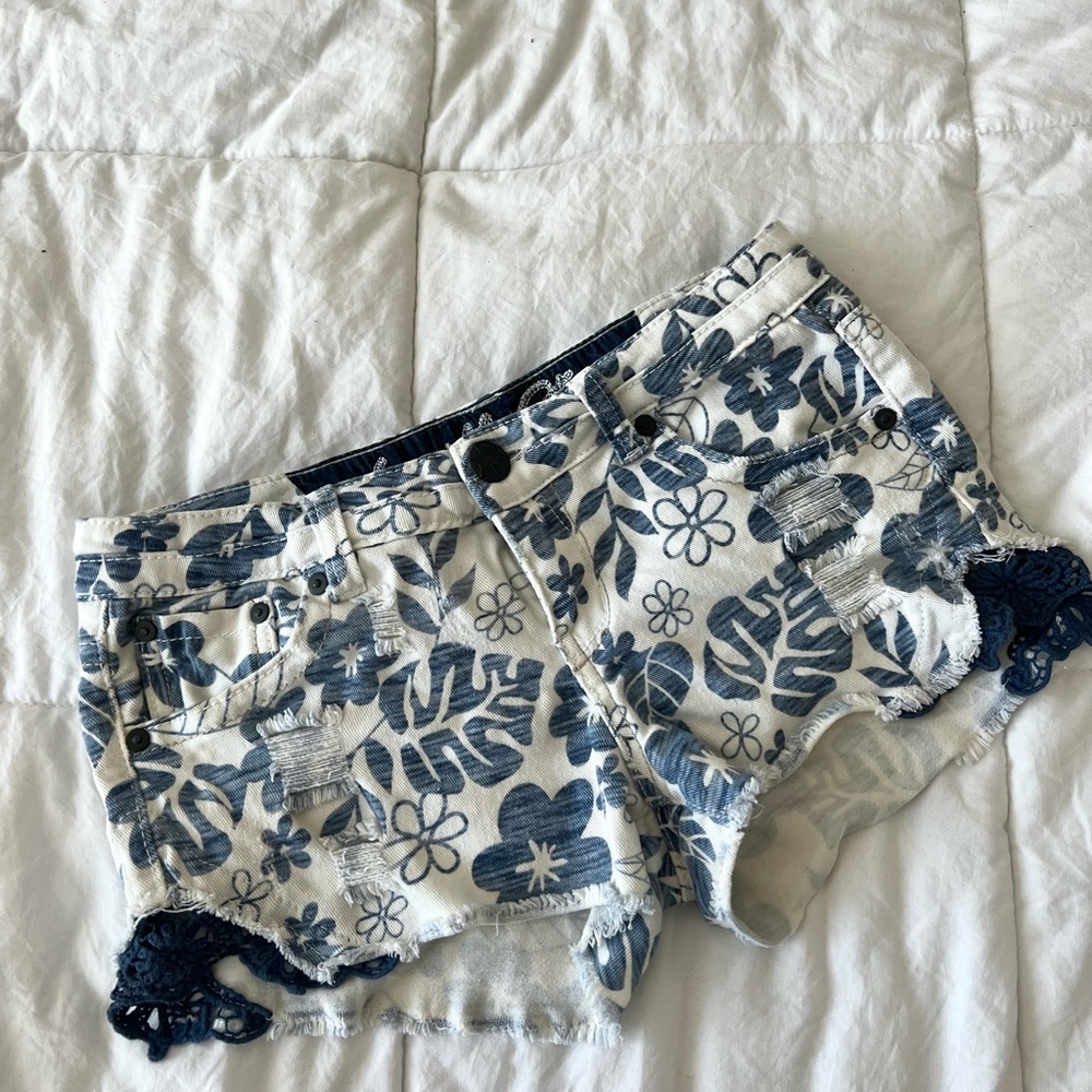 Vanilla Star Blue Floral Jean Shorts